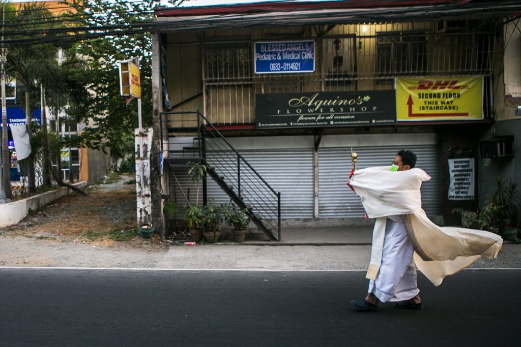 Priests, seminarians help nourish body, soul of Philippines' poor