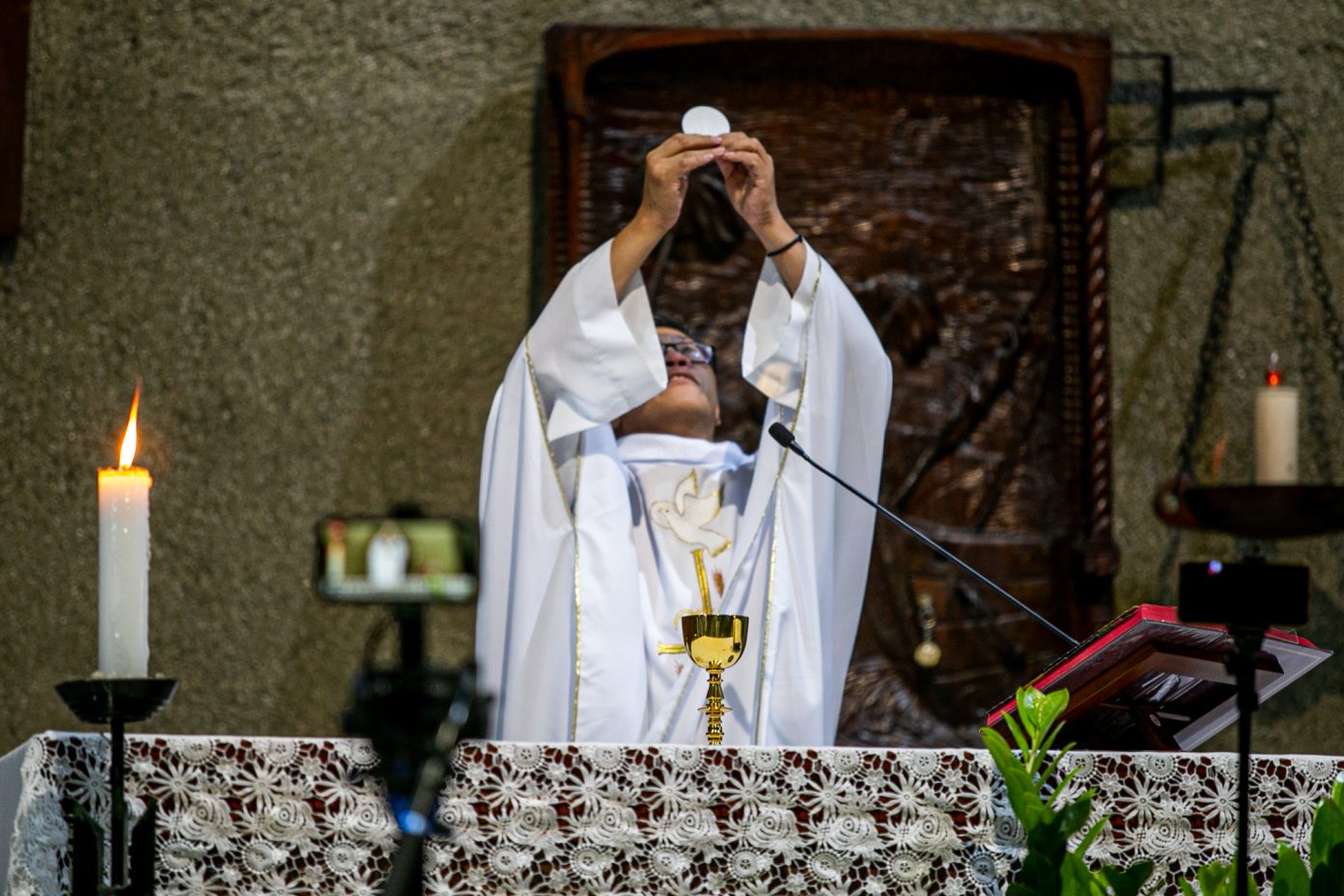 Filipino Catholics believe Holy Eucharist is ‘body and blood of Christ ...