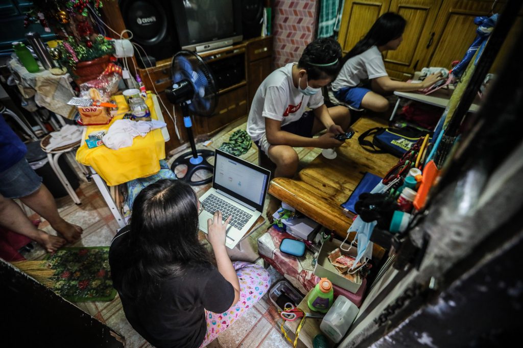 millions-of-filipino-children-go-online-as-classes-open-amid-pandemic