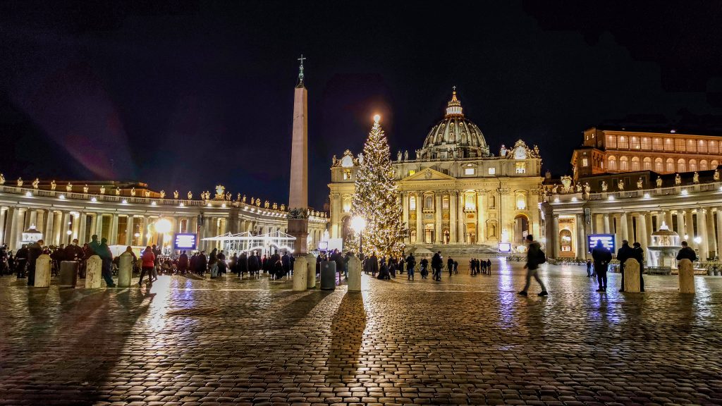 Vatican lights up Christmas tree, unveils Nativity scene in St Peter's ...