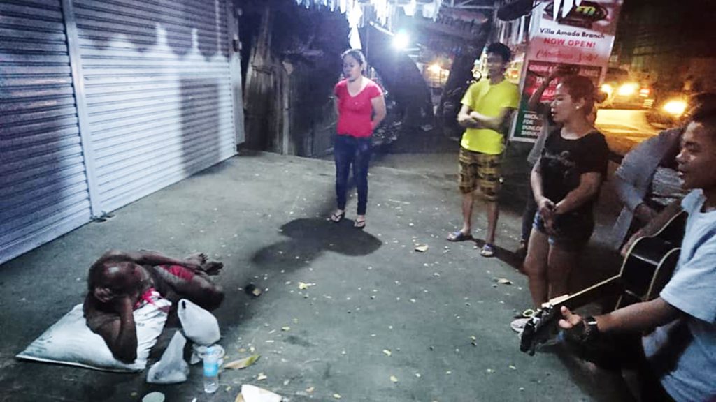 A church choir in the city of Dumaguete serenades street dwellers on Christmas Day. (Photo courtesy of Father Christian Benjamin)