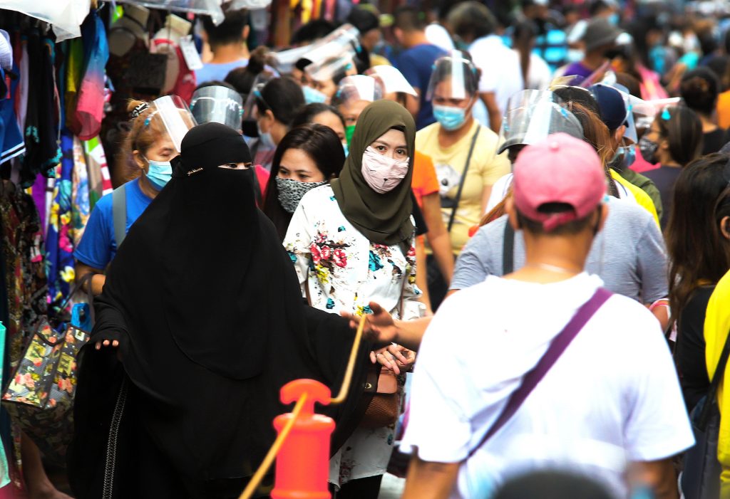 Unmindful of the threat of COVID-19, Filipinos make their Christmas shopping in Manila's street markets. (Photo by Gil Nartea)