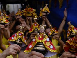 Devotees of the Child Jesus raise images of the Santo Niño in the central Philippine province of Cebu during the annual feast in 2018. (File photo by Victor Kintanar)