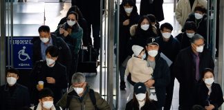 People wearing masks walk at a railway station amid the new coronavirus pandemic in Seoul, South Korea, Nov. 30, 2020. (Photo by Kim Hong-ji/Reuters)
