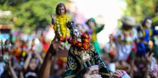 A devotee raises an image of the Child Jesus during the annual observance of the ‘feast’ of the Santo Niño in Manila’s Tondo district in 2020. (File photo by Jire Carreon)