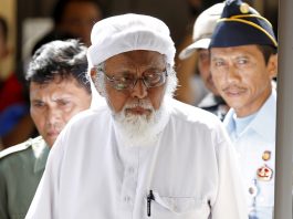 Indonesian radical Muslim cleric Abu Bakar Bashir enters a courtroom for the first day of an appeal hearing in Cilacap, Central Java province, Jan. 12, 2016. (Photo by Darren Whiteside/Reuters)