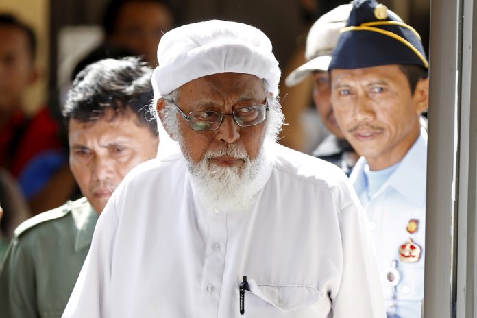 Indonesian radical Muslim cleric Abu Bakar Bashir enters a courtroom for the first day of an appeal hearing in Cilacap, Central Java province, Jan. 12, 2016. (Photo by Darren Whiteside/Reuters)