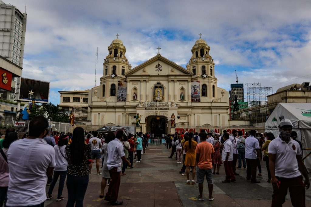 Taimtim na nagdarasal ang mga deboto ng Poong Nazareno sa labas ng simbahan ng Quiapo sa Maynila ilang araw bago ang 'fiesta' ng Poon sa Enero 9. (Larawan ni Jire Carreon)