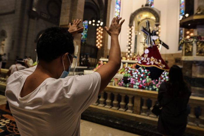 Taimtim na nagdadasal ang isang deboto sa harap ng imahe ng Poong Nazareno sa Manila Cathedral noong Enero 3. (Larawan ni Jire Carreon)