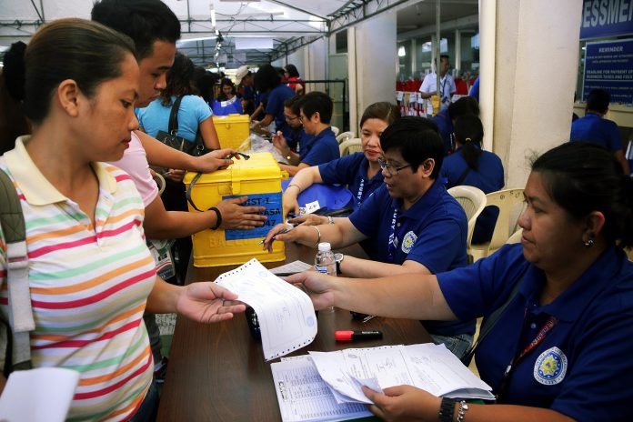 Commission on Elections officials prepare for the 2018 local elections. (File photo by Mike Taboy)