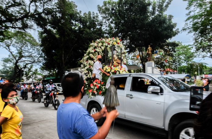 Devotees of the Child Jesus in the central Philippine city of Iloilo go out of their homes to have a glimpse of the image of the Child Jesus during the annual celebration of the Dinagyang on January 24. (Photo by Marielle Lucenio)