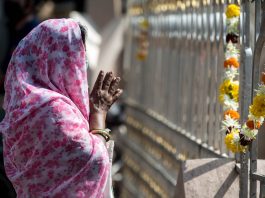 A file image of a Christian praying outside a closed Mumbai church during the COVID-19 pandemic on Sept. 8, 2020. (Photo by Manoej Paateel/shutterstock.com)