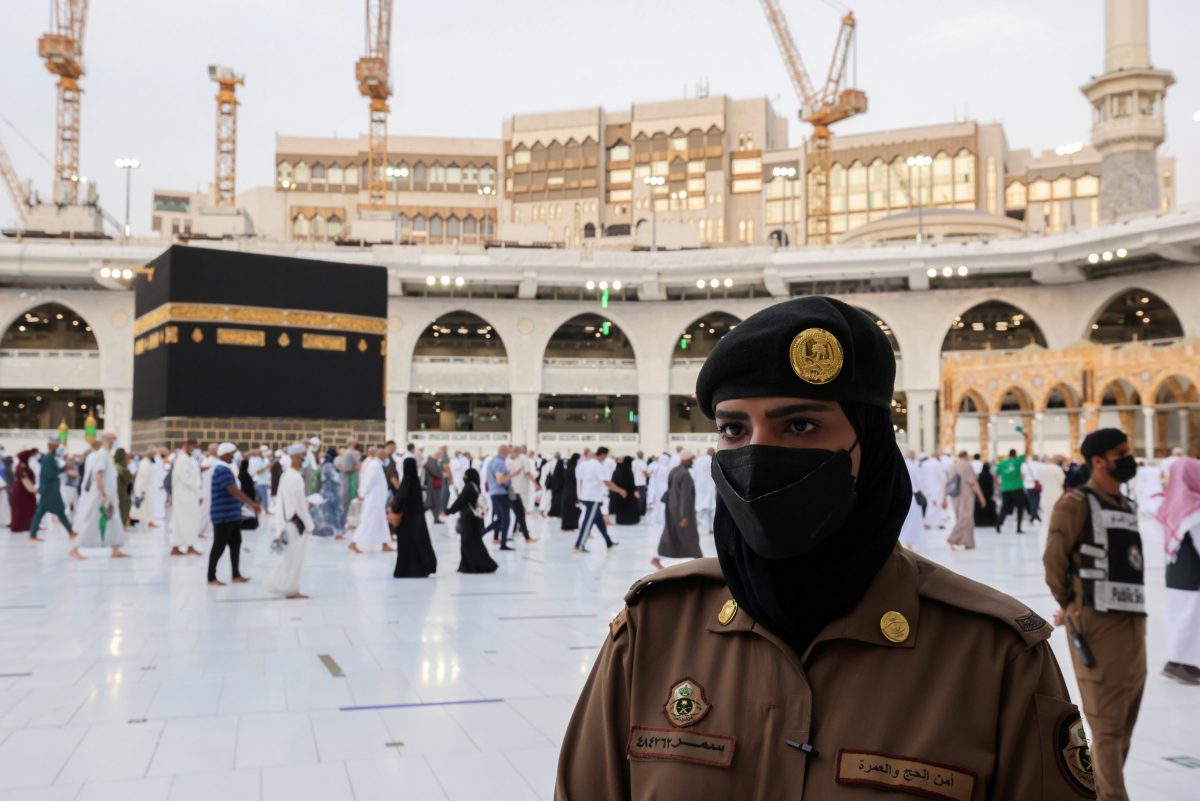 for-the-first-time-saudi-women-stand-guard-in-mecca-during-hajj