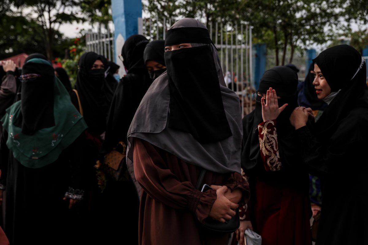 Filipino Muslim women lift veil on hijabs - UCA News