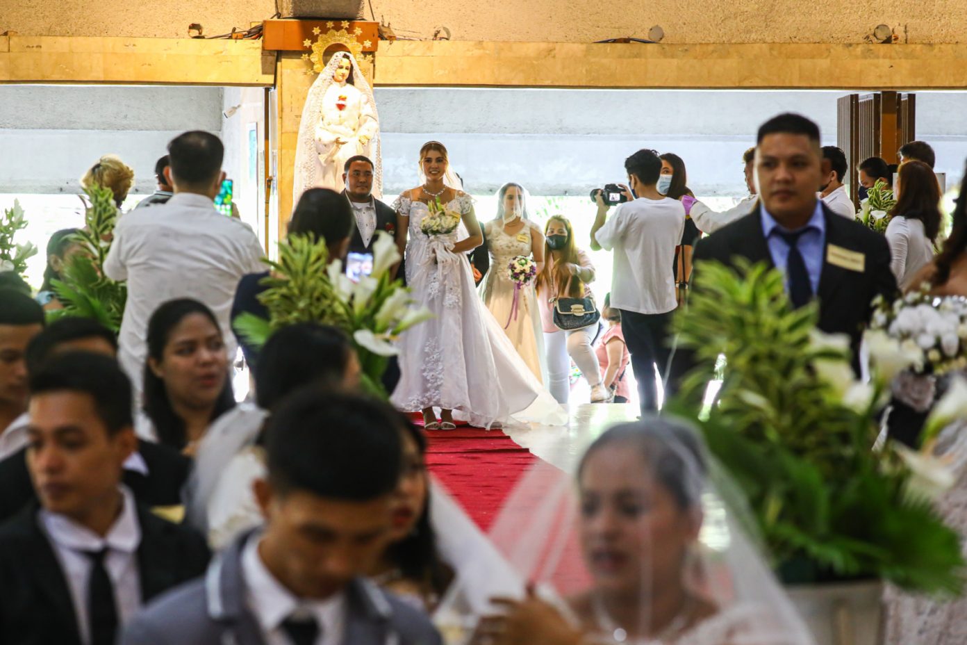 Photos: Mass wedding held as Filipino Catholics urged to go back to ...