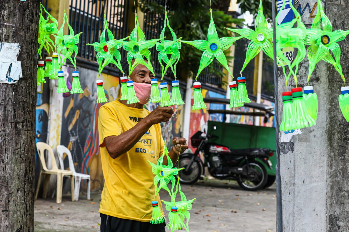 Poor Filipino Families Eke A Living From Traditional Christmas Decors   20221105 Parol Maker Jvc 14 E1670316719488 1392x927 