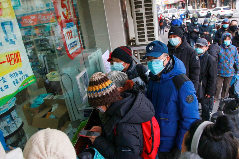 People line up to buy medicine at a pharmacy in Nanjing, in China’s eastern Jiangsu province on Tuesday, Dec. 20, 2022. (AFP Photo)