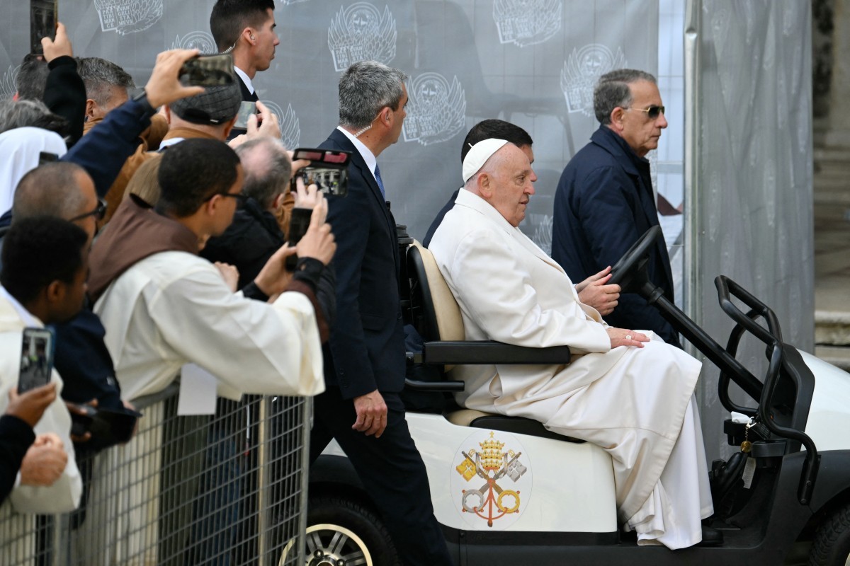 Pope Francis calls on youth to shift from digital passivity to active