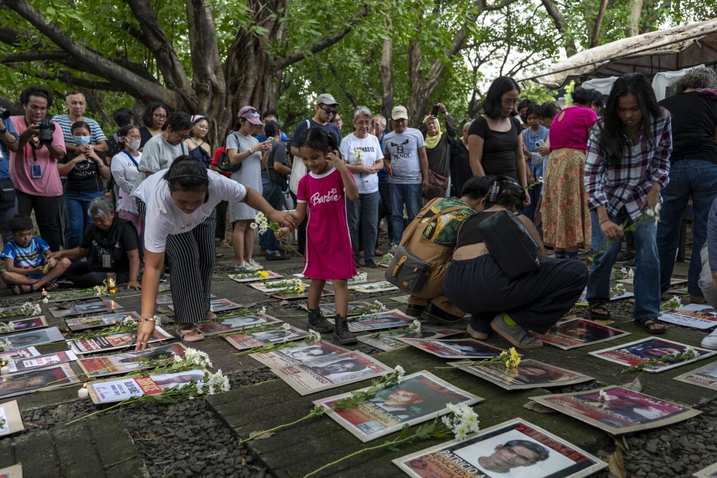 PHOTOS With no tombs to visit, families of Desaparecidos gather on All