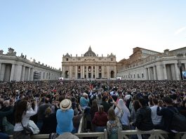Crowds welcome Pope Leo XIV in St. Peter's Square