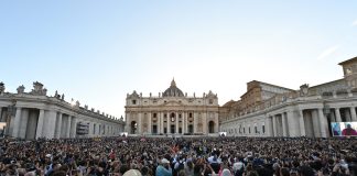 Crowds welcome Pope Leo XIV in St. Peter's Square