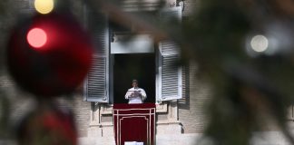 Pope to school children: At Christmas, build peace and unity