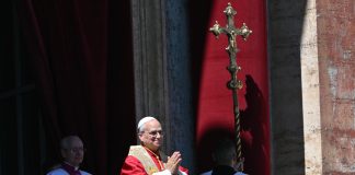 Urbi et Orbi: Pope urges world leaders to lay down weapons