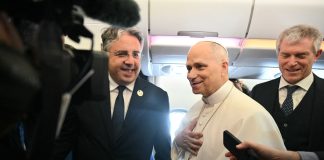 Pope rejects Trump attack, draws line between Gospel mission and political power