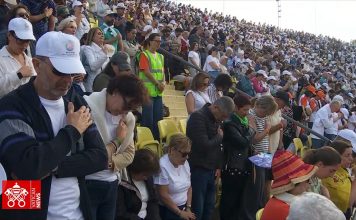 Pope: Listen to the ‘hidden, beating heart of love’