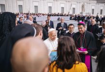 Pope greets activists supporting migrants at Chicago’s ICE detention center