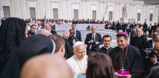 Pope greets activists supporting migrants at Chicago’s ICE detention center