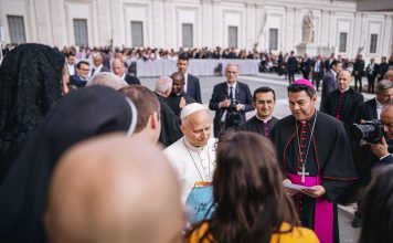 Pope greets activists supporting migrants at Chicago’s ICE detention center