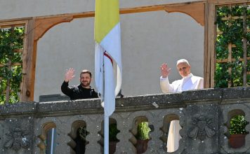 Pope Leo speaks with President Zelensky, calls for humanitarian aid